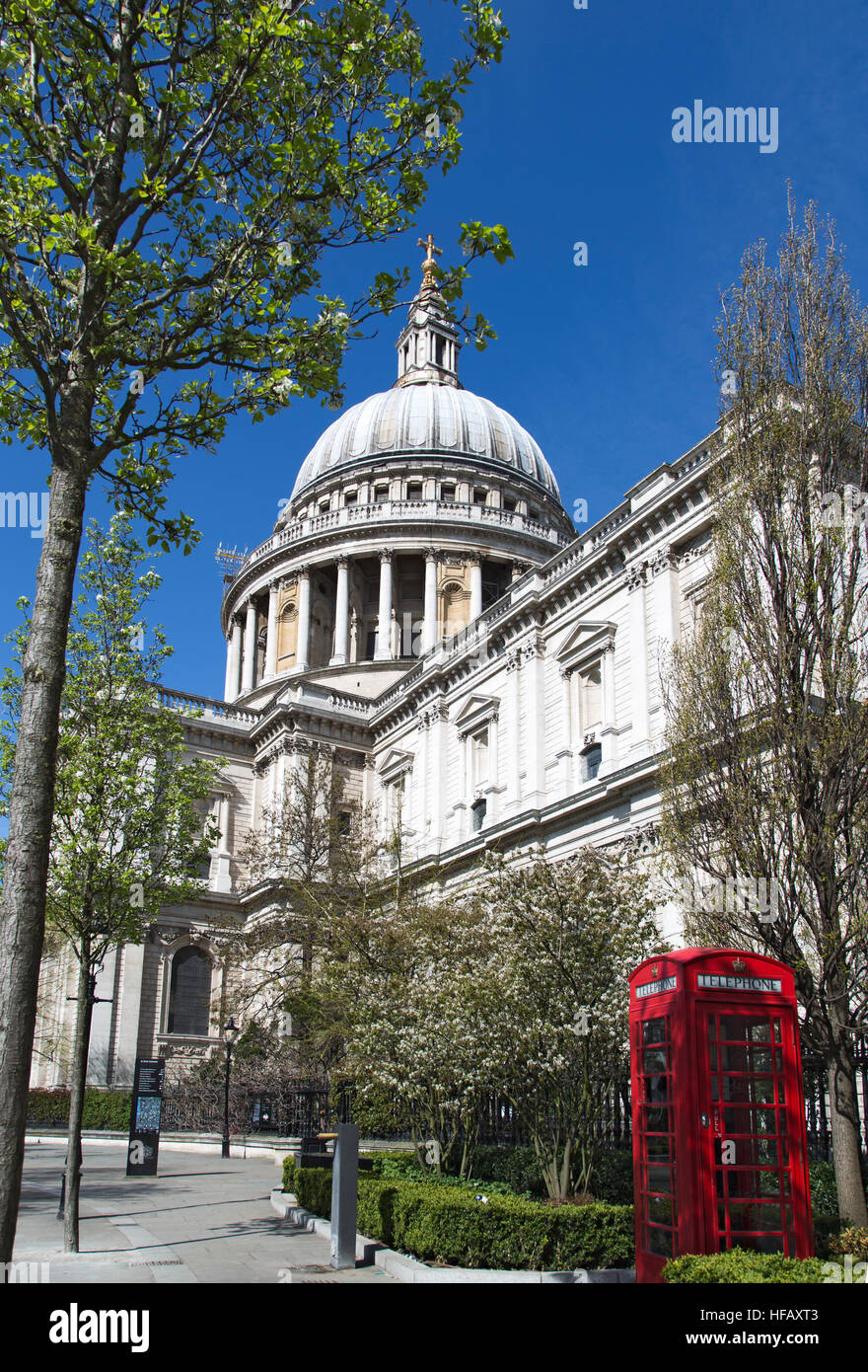 Printemps La Cathédrale St Paul à Londres Banque D'Images