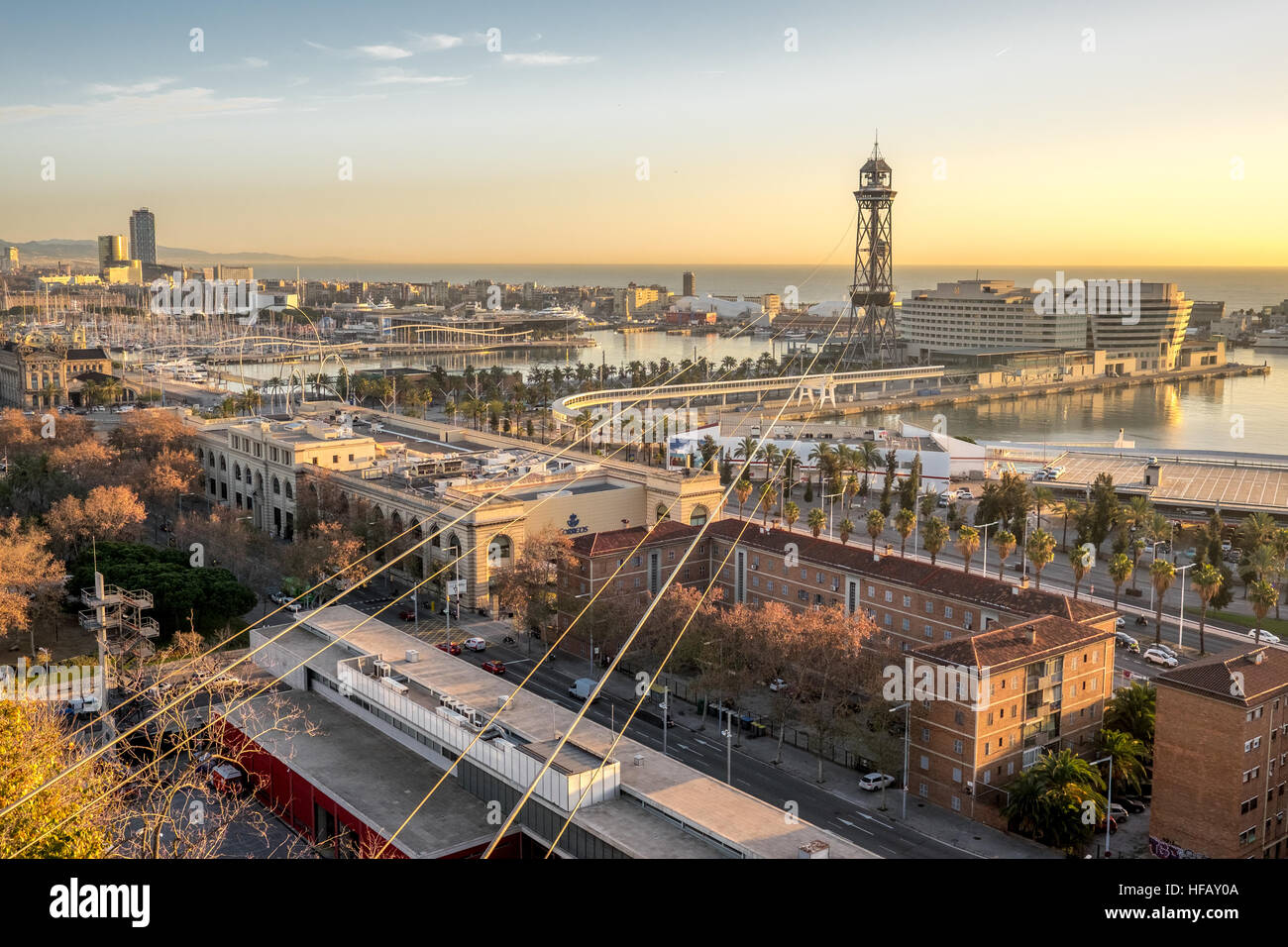 Telefèric téléphérique de Montjuïc de Barcelone Espagne donnent sur skyline vue aérienne matin lever du soleil coucher du soleil. Banque D'Images