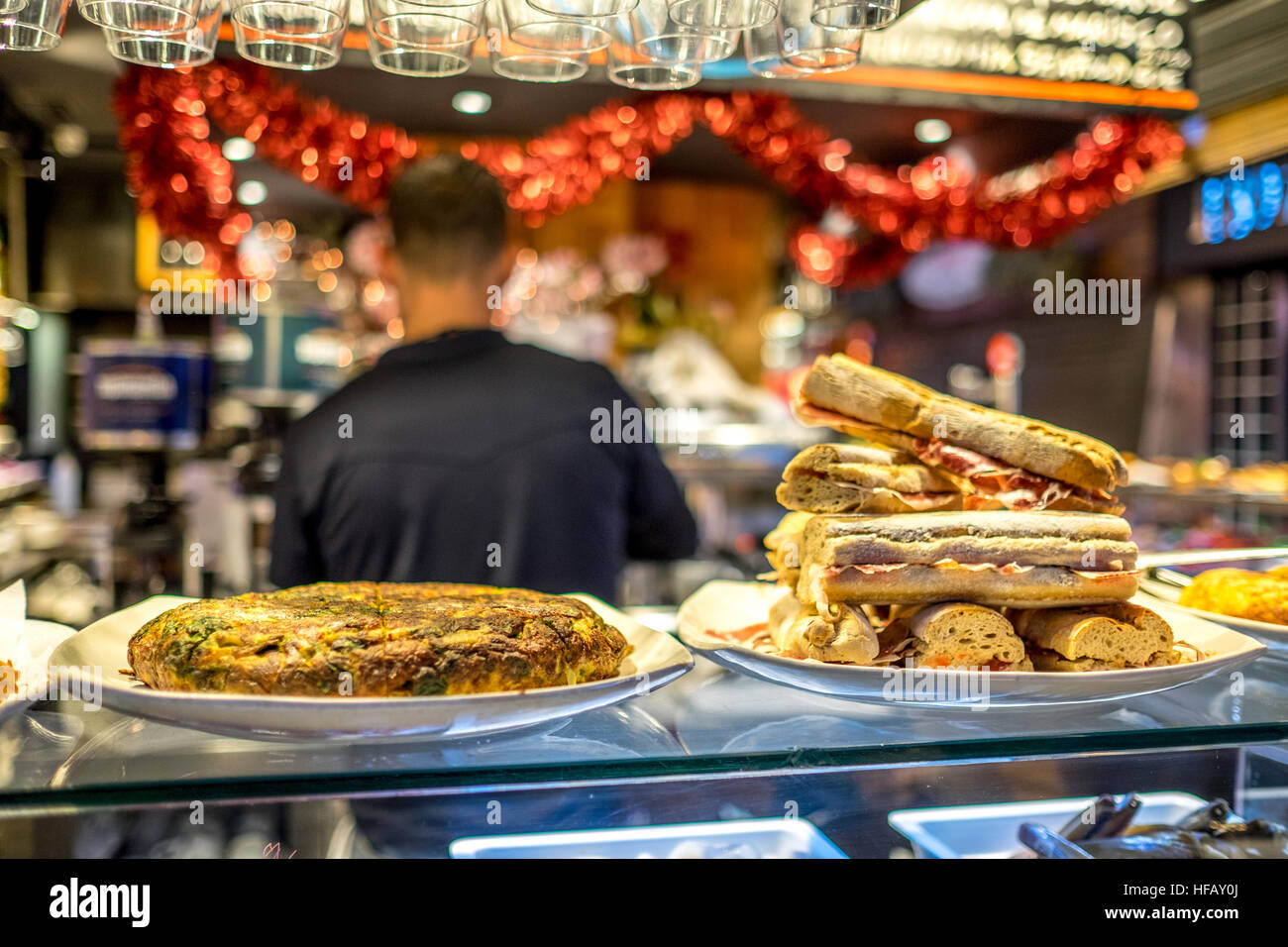 Tortilla espagnole et baguette jambon frais. Banque D'Images