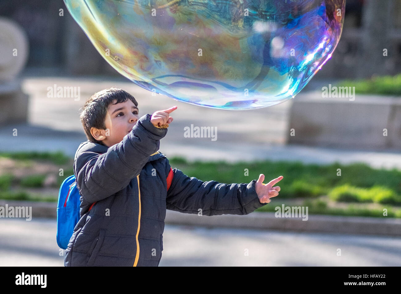 Un enfant est sur le point de pop une bulle de savon géante Photo Stock -  Alamy