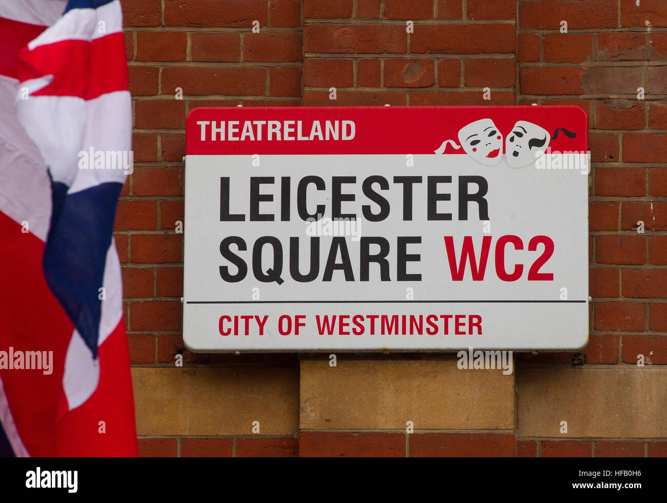 Vue générale GV de Leicester Square theatreland street sign avec un Union Jack Flag, Londres WC2 Banque D'Images