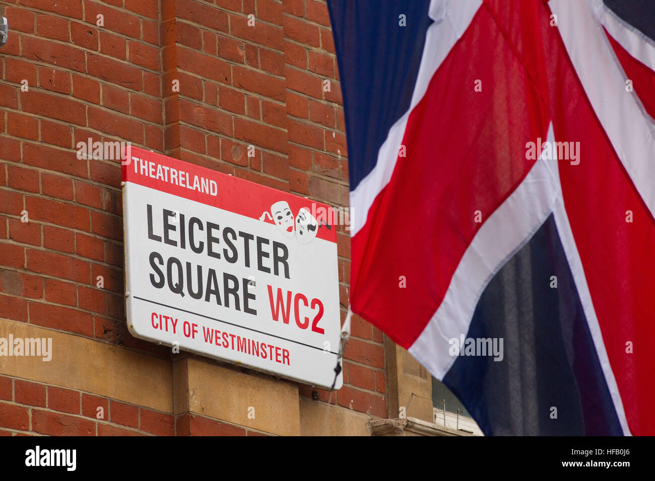 Vue générale GV de Leicester Square theatreland street sign avec un Union Jack Flag, Londres WC2 Banque D'Images