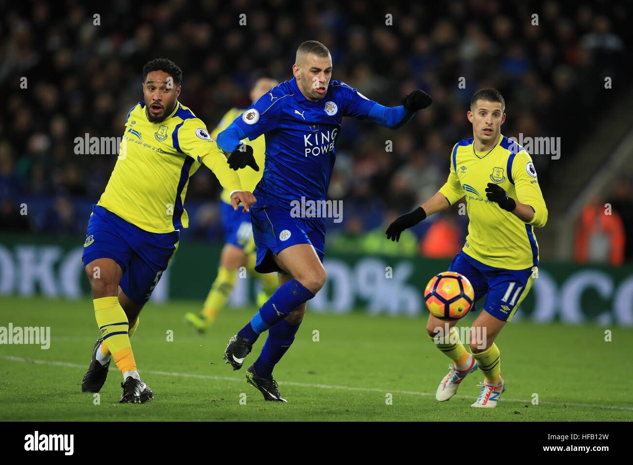 Leicester City's Islam Slimani prend d'Everton's Ashley Williams (à gauche) et Kevin Mirallas (droite) Banque D'Images