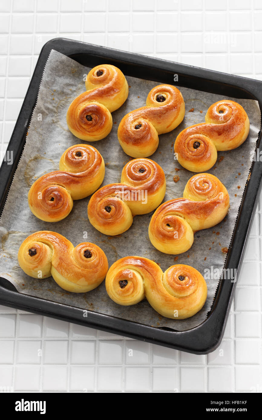 Des petits pains au safran, lussekatt suédois Banque D'Images