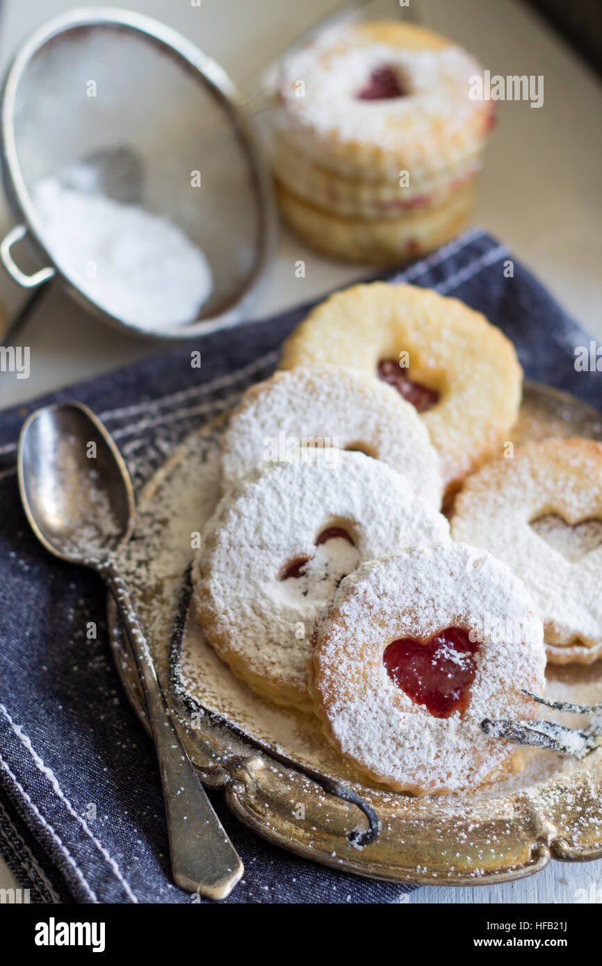 Délicieux cookies appelés "Linzer augen' - cadeau sucré Banque D'Images