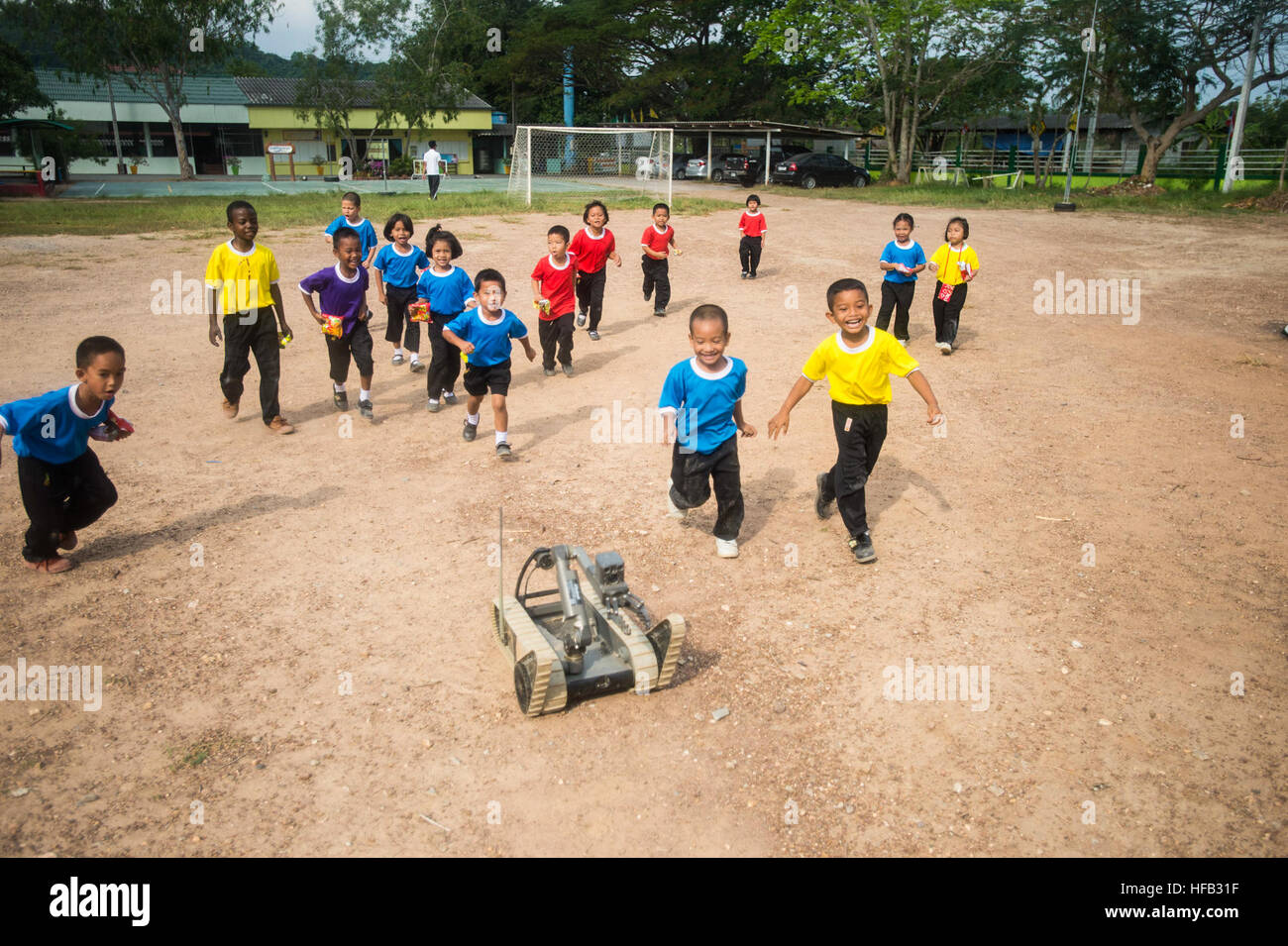 Les élèves chase un robot entraîné par les techniciens des explosifs et munitions, déployée à l'élimination des explosifs et munitions (unité mobile) EODMU EODMU 5 de 3, au cours d'une relation communautaire dans une école locale du projet avec les membres de la République de Corée UDT/joints lors de l'or 2016 Cobra. Gold Cobra 2016, la 35e version de l'exercice militaire, rassemblera plus de deux douzaines de nations de s'attaquer aux défis de la sécurité mondiale et régionale et à promouvoir la coopération internationale et de la stabilité dans la région. (U.S. Caméra de combat de la Marine Photo de Mass Communication Specialist 2e classe Daniel Rolston/RE Banque D'Images