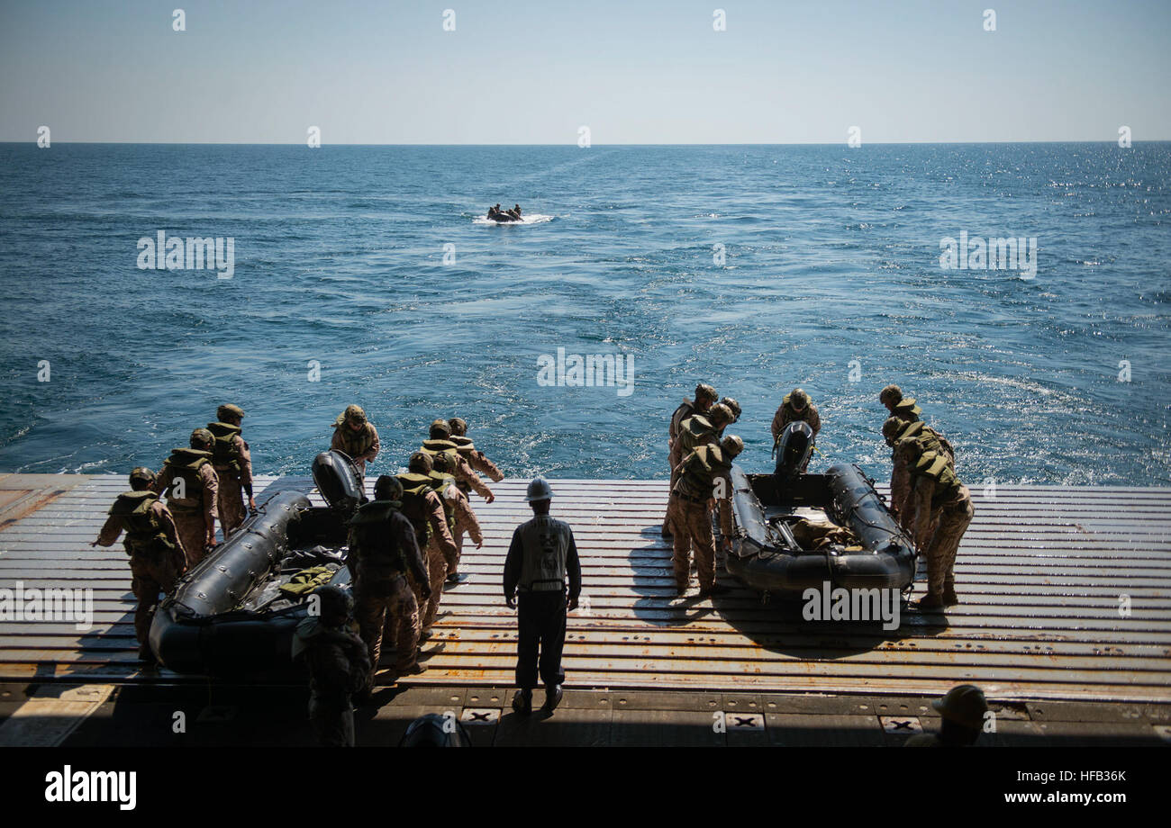 Les Marines américains, affecté à la 31e Marine Expeditionary Unit, conduite petit bateau à l'aide de raids en caoutchouc de Combat Ops Craft (CCRR) à partir de la station de transport amphibie USS Green Bay (LPD 20) au cours de Talisman Saber 2015 dans l'Océan Indien, le 12 juillet 2015. Talisman Sabre est un exercice biennal qui fournit une occasion inestimable pour près de 30 000 des Forces de défense australiennes et américaines de mener des opérations dans un environnement interarmées et interinstitutions, qui permettront d'accroître la capacité des deux pays de planifier et d'exécuter une gamme complète d'opérations de missions de combat aux efforts d'assistance humanitaire. Banque D'Images