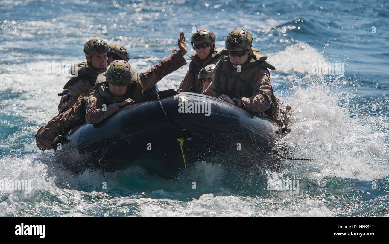 Les Marines américains, affecté à la 31e Marine Expeditionary Unit, conduite petit bateau à l'aide de raids en caoutchouc de Combat Ops Craft (CCRR) à partir de la station de transport amphibie USS Green Bay (LPD 20) au cours de Talisman Saber 2015 dans l'Océan Indien, le 12 juillet 2015. Talisman Sabre est un exercice biennal qui fournit une occasion inestimable pour près de 30 000 des Forces de défense australiennes et américaines de mener des opérations dans un environnement interarmées et interinstitutions, qui permettront d'accroître la capacité des deux pays de planifier et d'exécuter une gamme complète d'opérations de missions de combat aux efforts d'assistance humanitaire. Banque D'Images