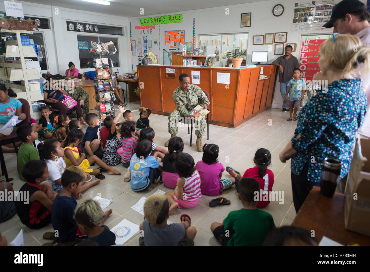 150623-N-MK341-051 Kolonia, Pohnpei (23 juin 2015) - Le Lieutenant Blanc Orlando lit un livre aux enfants lors d'un événement de relations communautaires à Pohnpei Library 23 juin. Les États fédérés de Micronésie est le Commandement du transport maritime militaire navire grande vitesse mixte de l'USNS Millinocket (JHSV 3) deuxième arrêt du Partenariat du Pacifique 2015. Millinocket sert de plate-forme de l'enseignement secondaire pour Pacific Partnership, dirigé par un élément de commandement de la force expéditionnaire de la Marine, 30e Régiment de construction navale (30 RCN) de Port Hueneme, Californie maintenant dans sa 10e version, le Pacifique est le plus grand partenariat multilatéral annuel Banque D'Images