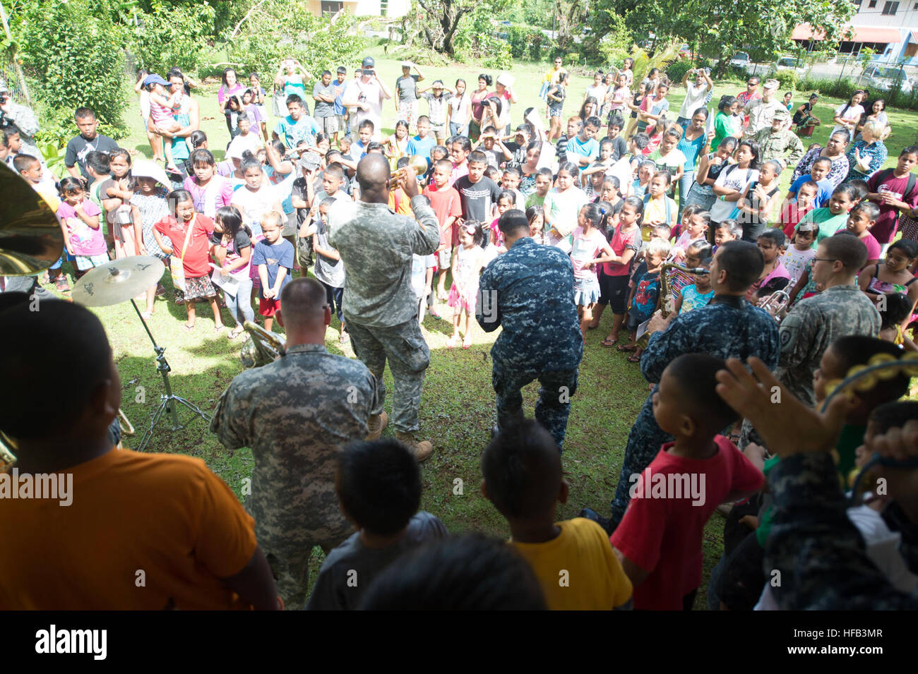 150623-N-MK341-170 Kolonia, Pohnpei (23 juin 2015) - Le Partenariat du Pacifique Bande mixte jouer pour les enfants lors d'un événement de relations communautaires à Pohnpei, Bibliothèque, 23 juin. Les États fédérés de Micronésie est le Commandement du transport maritime militaire navire grande vitesse mixte de l'USNS Millinocket (JHSV 3) deuxième arrêt du Partenariat du Pacifique 2015. Millinocket sert de plate-forme de l'enseignement secondaire pour Pacific Partnership, dirigé par un élément de commandement de la force expéditionnaire de la Marine, 30e Régiment de construction navale (30 RCN) de Port Hueneme, en Californie. Maintenant dans sa 10e version, le Pacifique est le plus grand partenariat annu Banque D'Images