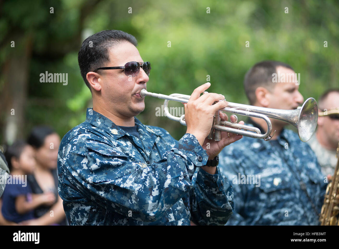 150623-N-MK341-219 Kolonia, Pohnpei (23 juin 2015) - Le musicien Erik Desantis joue de la trompette au cours d'un événement de relations communautaires à Pohnpei, Bibliothèque, 23 juin. Les États fédérés de Micronésie est le Commandement du transport maritime militaire navire grande vitesse mixte de l'USNS Millinocket (JHSV 3) deuxième arrêt du Partenariat du Pacifique 2015. Millinocket sert de plate-forme de l'enseignement secondaire pour Pacific Partnership, dirigé par un élément de commandement de la force expéditionnaire de la Marine, 30e Régiment de construction navale (30 RCN) de Port Hueneme, en Californie. Maintenant dans sa 10ème itération, Partenariat du Pacifique est la plus grande ann Banque D'Images