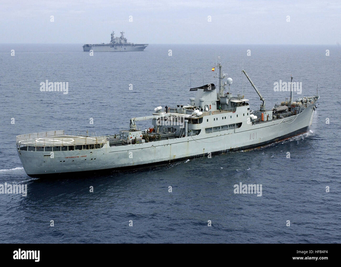 070418-N-8493H-017 de l'OCÉAN ATLANTIQUE (18 avril 2007) - les fleuves de bateaux espagnols Casado (SPS-A01) et l'USS Nassau LHA (4) mener des opérations ensemble dans l'océan Atlantique à l'appui de l'exercice Phoenix Express. L'exercice d'une durée de deux semaines est conçu pour renforcer les partenariats maritimes régionales, l'accent sur l'élaboration de la connaissance du domaine maritime accrue, un meilleur partage de l'information pratiques et la capacité de fonctionner conjointement. L'exercice comprend des participants de l'Algérie, France, Grèce, Italie, Malte, Maroc, Portugal, Tunisie, Turquie et aux États-Unis. U.S. Navy photo by mass commu Banque D'Images