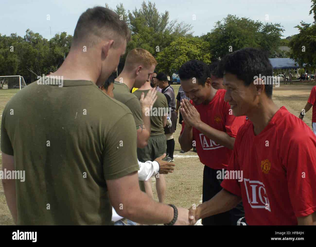 Les Marines américains embarquée à bord de la station d'atterrissage, le USS Harpers Ferry s'opposant à accueillir les joueurs de soccer thaïlandais au cours d'une journée du sport pour la coopération et la formation de préparation à flot Thaïlande 2009. CARAT est une série d'exercices bilatéraux organisés chaque année en Asie du sud-est de renforcer les liens et d'améliorer l'état de préparation opérationnelle des forces canadiennes participantes. Préparation de l'eau et de la formation coopération Thaïlande 2009 187803 Banque D'Images