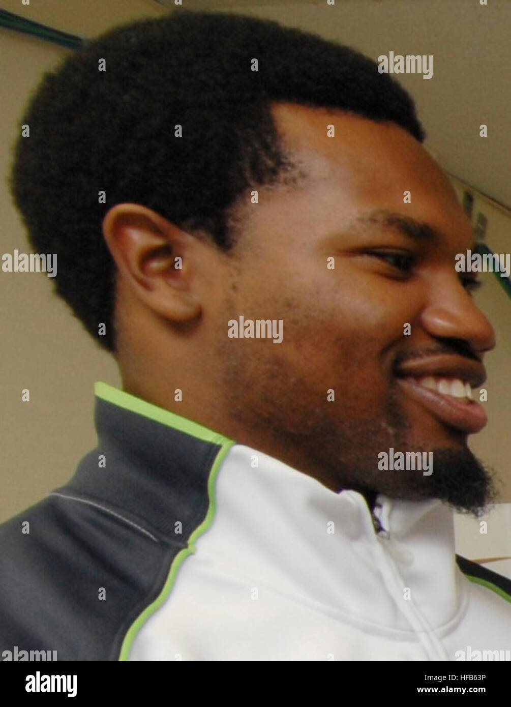 080324-N-5330G-070 Virginia Beach, VA (24 mars 2008) - Maître d'armes de 1re classe(SW) Phillip Croshaw, un marin à la Naval Amphibious Base Little Creek, de sécurité indique Darryl Tapp, NFL défensive fin pour le champion en titre de la NFC West Seattle Seahawks, comment viser un fusil de formation au cours d'une visite de Little Creek le 24 mars. Les trois ans et originaire de Virginie pro visité Little Creek pour saluer les marins et montrer son soutien. U.S. Navy photo by Mass Communication Specialist 2e classe(SW) Matthew D. Leistikow(libéré) Darryl Tapp-Mar Naval-Base-LittleCreek-24-08 Banque D'Images