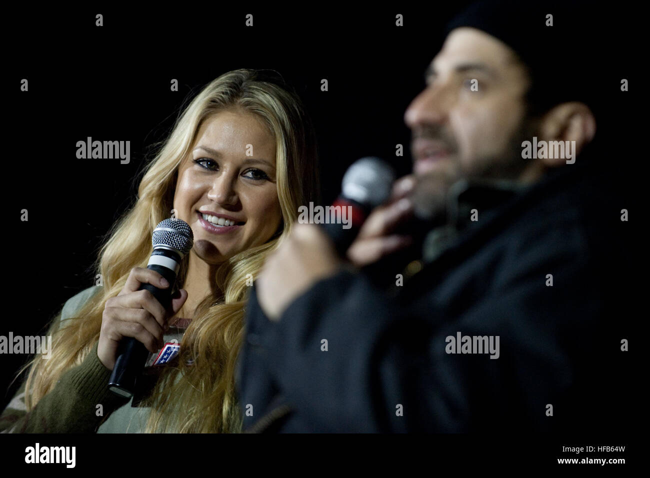091217-N-0696M-571 star de tennis Anna Kournikovaand comédien Dave Attell effectuer à l'USO 2009 Maison de tour, à Kandahar, Afghanistan, le 17 décembre 2009. Le SMA de la marine. Mike Mullen, chef d'état-major interarmées et sa femme Deborah se félicite de tennis coach Nicholas Bollettiere et musicien Billy Ray Cyrus sur la visite des troupes en Afghanistan, l'Iraq et l'Allemagne. (Photo du département de la communication de masse en 1ère classe Spécialiste Tchad J. McNeeley/libérés) Dave Attell et Anna Kournikova 20092 Banque D'Images
