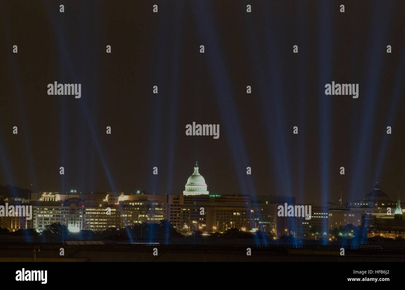 Le 11 septembre 2006, 184 faisceaux de lumière ont été projetés depuis la cour du Pentagone à Washington, DC, commémorant les vies perdues au Pentagone, New York, et Shanksville, Pennsylvanie lors des attaques de 9/11. Banque D'Images