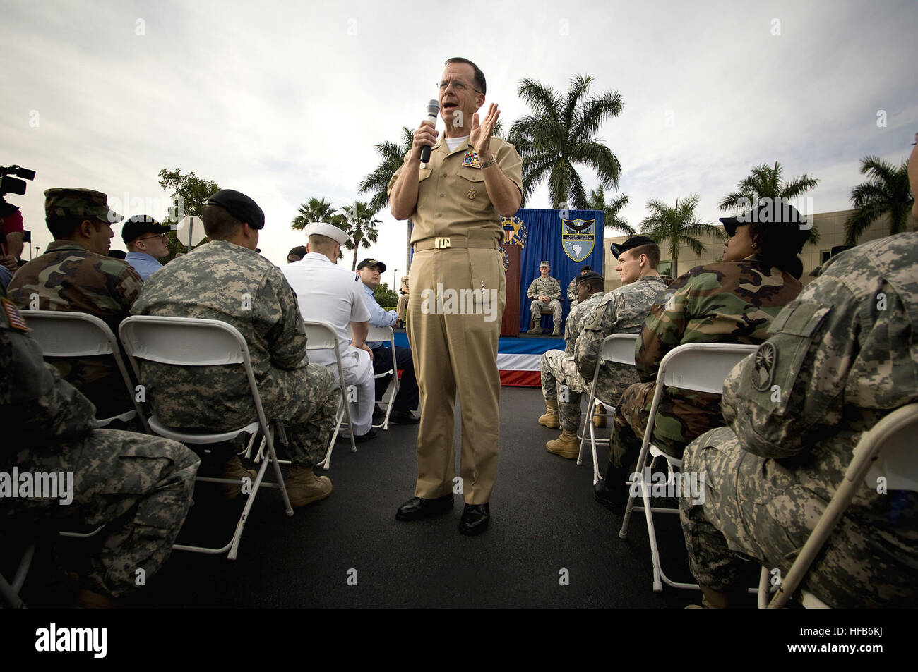 080114-N-0696M-071 U.S. Southern Command, Miami, Floride (janv. 14, 2008) - Président de l'état-major des armées, le SMA de la Marine. Mike Mullen est titulaire d'un appel mains libres avec les membres affectés à U.S. Southern Command (USSOUTHCOM) à Miami, Floride, 14 janvier 2008. Mullen est sur un voyage de cinq jours à l'USSOUTHCOM zone d'exploitation qui est responsable de la répression contre l'insurrection, et la nation de l'aide et toutes les activités militaires américaines sur le territoire de l'Amérique latine sud du Mexique ; les eaux adjacentes à l'Amérique centrale et du Sud et la mer des Caraïbes. Photo du département de la communication de masse par menus Banque D'Images