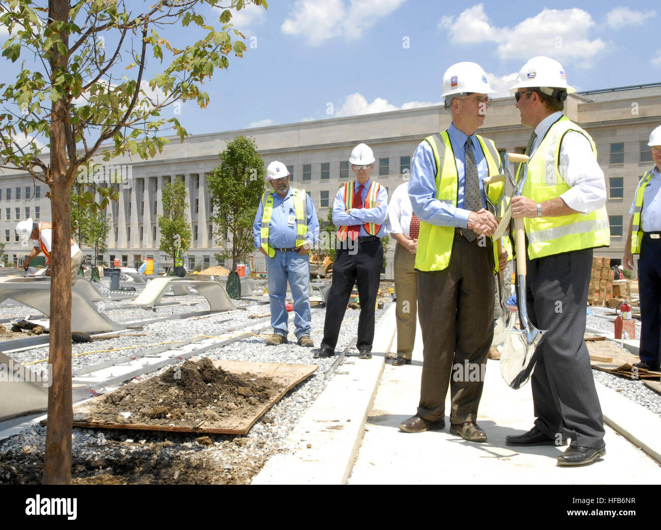 Cérémonie de plantation d'arbres du Pentagone Memorial sur le site de construction du Pentagone Memorial de 9-11, reconnaissant les contributions du Fonds commémoratif du Pentagone et commémorant les attaques de 2001. Banque D'Images