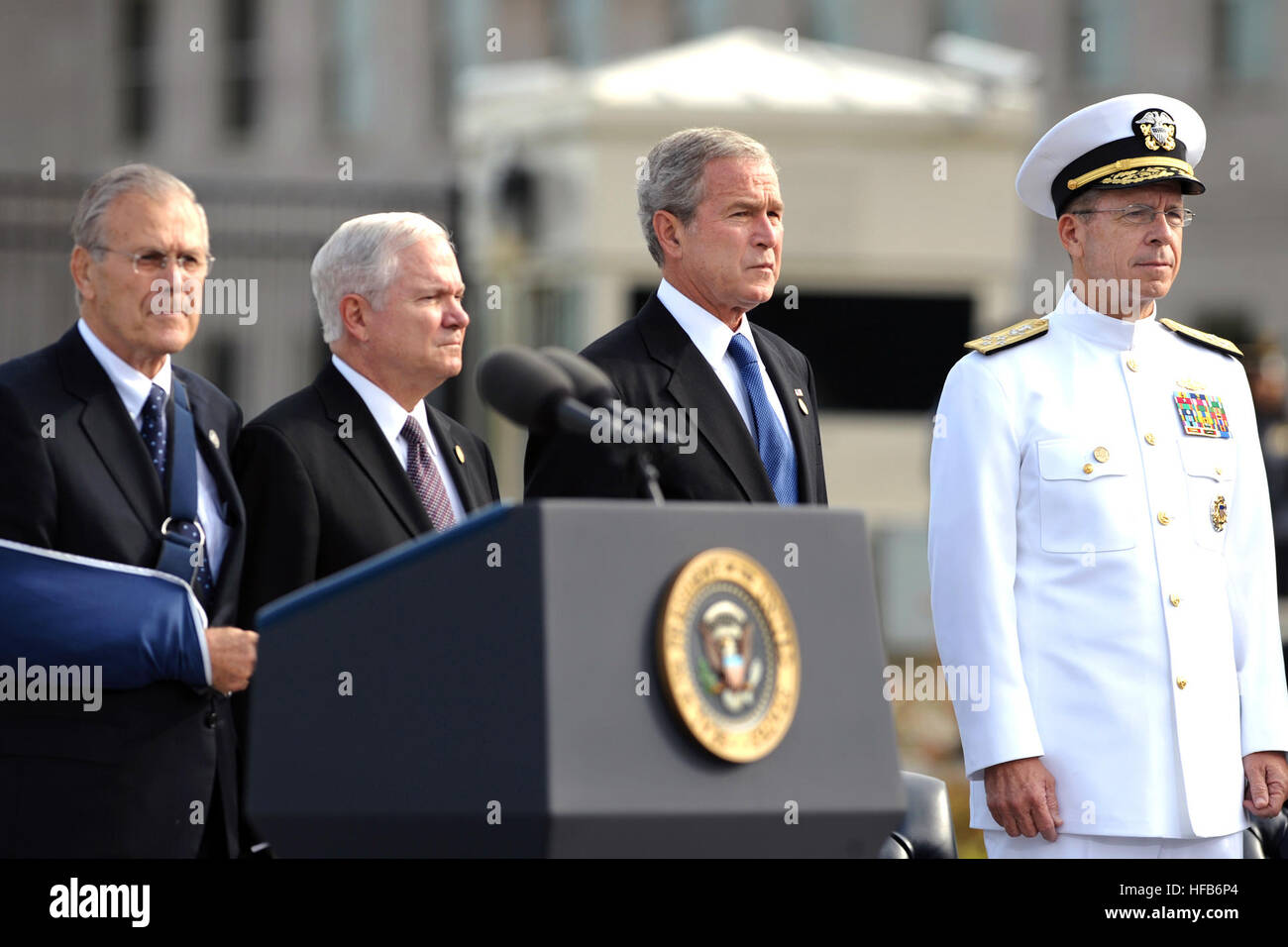 Le Mémorial du Pentagone a été inauguré le 11 septembre 2008, commémorant les 184 personnes décédées lors des attentats de 9/11, dont 59 à bord des vols 77 et 125 d'American Airlines dans le bâtiment. Le site contient 184 unités commémoratives inscrites en l'honneur des victimes. Banque D'Images