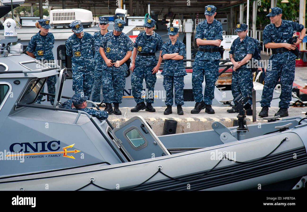 Maître de la Marine américaine d'armes de 1re classe Brian Heinkel, sur le bateau, affecté à une unité de patrouille portuaire, explique les fonctions de sécurité du port d'enfants avec la U.S. Navy League Cadet Corps, Cuirassé Missouri Division-Hawaii 13 avril 2013, à l'île de Ford, Joint Base Harbor-Hickam Pearl, Washington. Maîtres d'armes attribuées à des forces de sécurité, une patrouille de la police militaire et le port de chien de travail unités ont fourni des démonstrations de leurs activités quotidiennes. (U.S. Photo par marine Spécialiste de la communication de masse 3 Classe Diana Quinlan/libérés) Démonstration de fonctionnement quotidien 130413-N-WF272-245 Banque D'Images