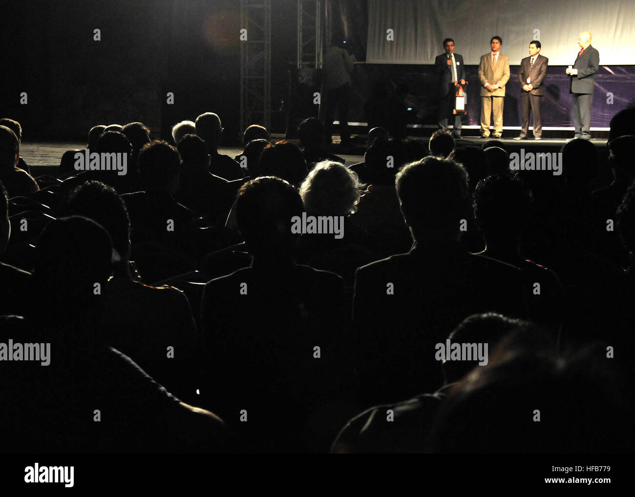 Des centaines de citoyens afghans assistent au premier festival du film de police au Babur Gardens à Kaboul. L'événement d'une semaine vise à favoriser le dialogue entre la police nationale afghane et la communauté, améliorant ainsi la communication et la perception des services de police par le public. Banque D'Images