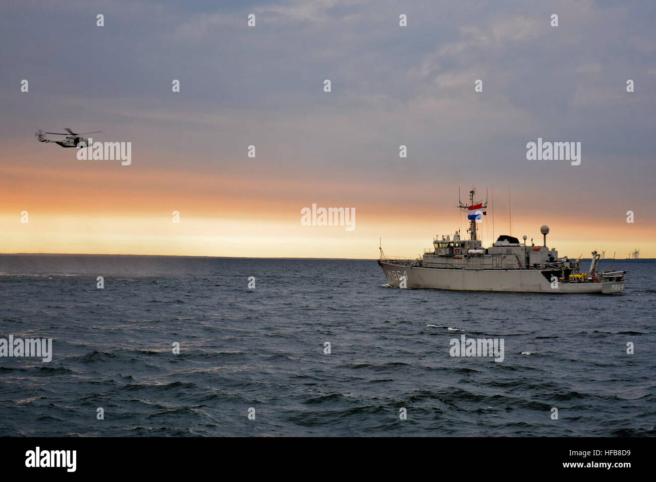 150529-N-IY633-064 MER BALTIQUE (29 mai 2015) Un hélicoptère NH-90 de 2 Groupe maritime permanent de l'OTAN (SNMG2) navire néerlandais HNLMS Tromp (F 803) se situe en face de l'article Lutte contre les mines de l'OTAN (SNMCMG1 Groupe 1) mine néerlandais HNLMS hunter Willemstad (M 864) au cours des exercices de manœuvres de navire entre le SNMG2, SNMCMG1, et l'Estonien les navires de la marine. Le SNMG2 est déployé dans la région de la mer Baltique qui contribuent à la connaissance de la situation de l'OTAN et la participation à des exercices internationaux avec des pays alliés dans la région. (U.S. Photo par marine Spécialiste de la communication de masse 2e classe Amanda S. Kitchner) Parution/mine néerlandais Banque D'Images