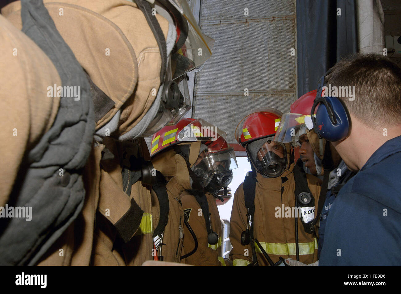 Maître de 1re classe Courtney Haralson, affecté à la grande vitesse du navire (HSV 2) Swift, mémoires membres de l'équipe de tuyau numéro un avant d'entrer dans la salle des machines bâbord pendant un exercice d'incendie. 40.9 Groupe de tâches est déployé sous le contrôle opérationnel du Commandement Sud des forces navales des États-Unis pour la flotte mondiale Station (GFS) déploiement du pilote pour le bassin des Caraïbes et Amérique centrale. Ce déploiement est conçu pour valider le concept de GFS pour la Marine et le soutien U.S. Southern Command objectifs pour sa zone de responsabilité en renforçant les partenariats de coopération avec les services maritimes régionales Banque D'Images
