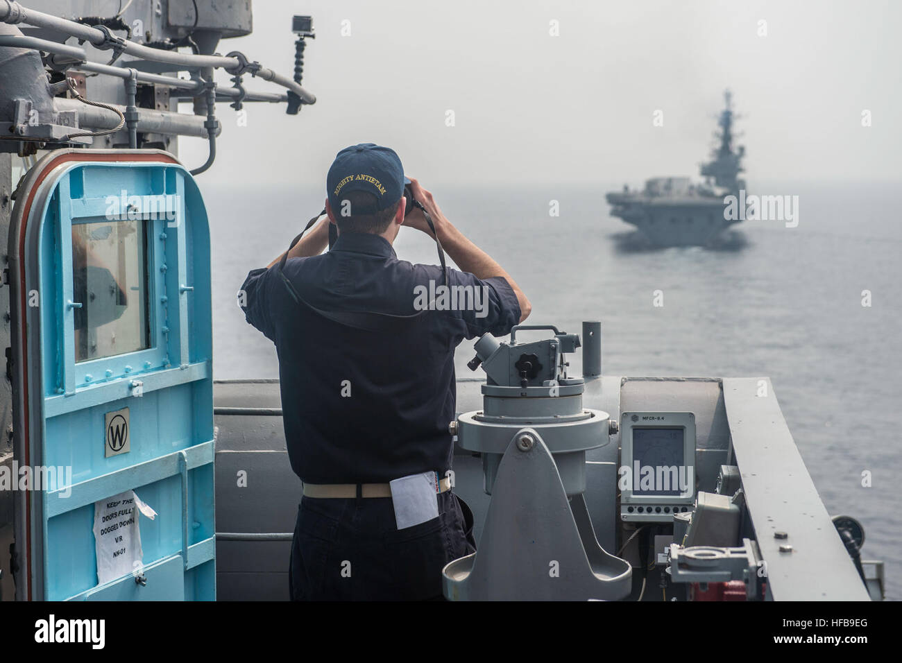 160209-N-ZZ786-061 Baie du Bengale (fév. 9, 2016) Cohen, Samson enseigne à partir de Washington, D.C., estime la portée et la vitesse de la marine indienne de classe Centaur porte-avions INS Viraat (R22) de l'aileron de passerelle de la classe Ticonderoga croiseur lance-missiles USS ANTIETAM (CG 54) au cours d'un exercice dans le cadre de la Revue internationale de la flotte (IFR) 2016. 2016 IFR est un exercice militaire international organisé par la marine indienne pour aider à renforcer la confiance mutuelle avec les marines militaires de partout dans le monde. Antietam, déployée à l'avant, Yokosuka, Japon est en patrouille dans la zone d'opérations de la 7e Flotte Banque D'Images