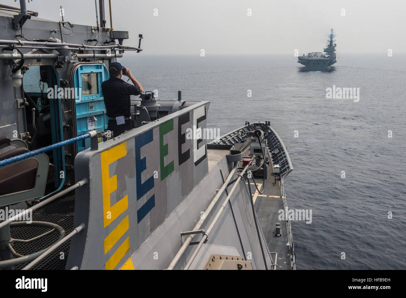 160209-N-ZZ786-058 Baie du Bengale (fév. 9, 2016) Cohen, Samson enseigne à partir de Washington, D.C., estime la portée et la vitesse de la marine indienne de classe Centaur porte-avions INS Viraat (R22) de l'aileron de passerelle de la classe Ticonderoga croiseur lance-missiles USS ANTIETAM (CG 54) au cours d'un exercice dans le cadre de la Revue internationale de la flotte (IFR) 2016. 2016 IFR est un exercice militaire international organisé par la marine indienne pour aider à renforcer la confiance mutuelle avec les marines militaires de partout dans le monde. Antietam, déployée à l'avant, Yokosuka, Japon est en patrouille dans la zone d'opérations de la 7e Flotte Banque D'Images