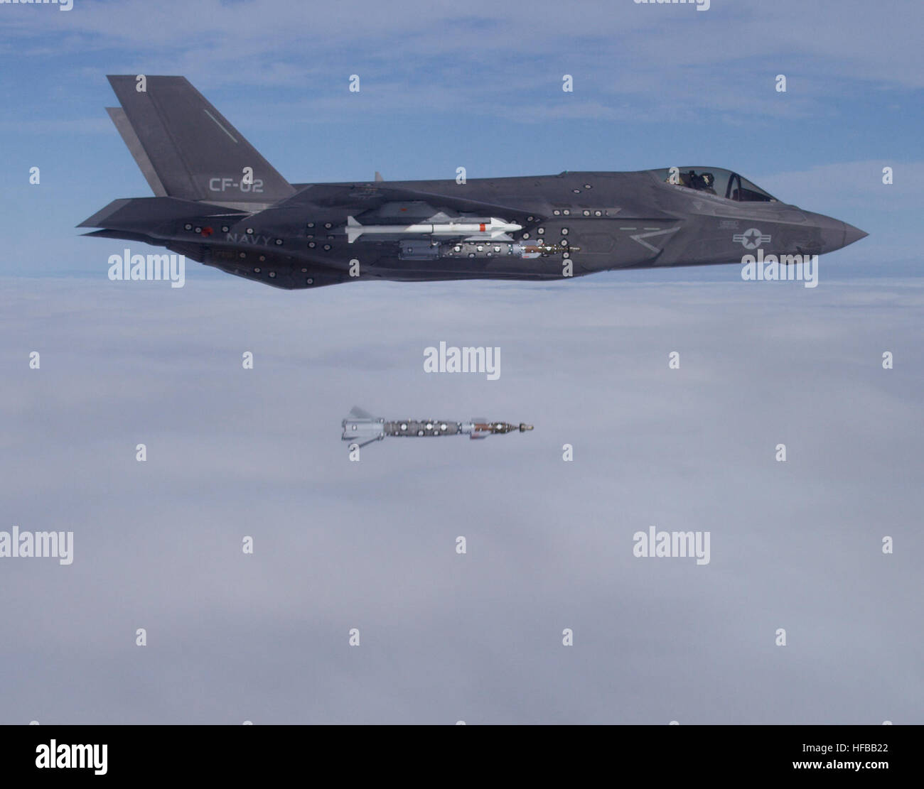 Le 23 septembre a marqué la première fois le F-35 Lightning II a effectué un test de séparation armes magasin externe. La pax River test ITF Team a publié quatre bombes à guidage laser GBU-12 test inerte actifs à partir du F-35C de l'aile externe de pylônes d'armes nucléaires l'avion CF-02 pendant le vol 394. L'équipe a publié les armes individuellement pendant quatre essais sur un seul vol au dessus de l'Atlantique, aires d'essai démontrant leur efficacité du test par l'accomplissement de quatre vols d'une valeur de travail de test dans un vol unique. Lockheed Martin (photo par Andy Wolfe) F-35 l'essai d'armes externe fait l'histoire, quadruples effecti Banque D'Images