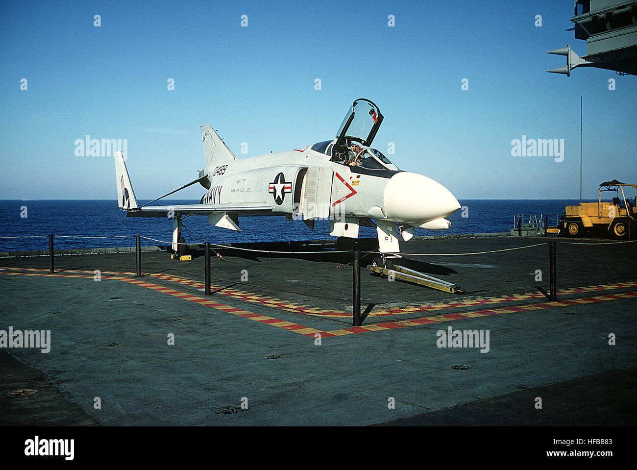 Un pilote est assis dans le cockpit d'un Naval Air Test Center F-4J Phantom II avions stationnés sur un ascenseur à bord de l'attaque porte-avions USS America (CVA-66). F-4G Phantom II US Navy c1965 Banque D'Images