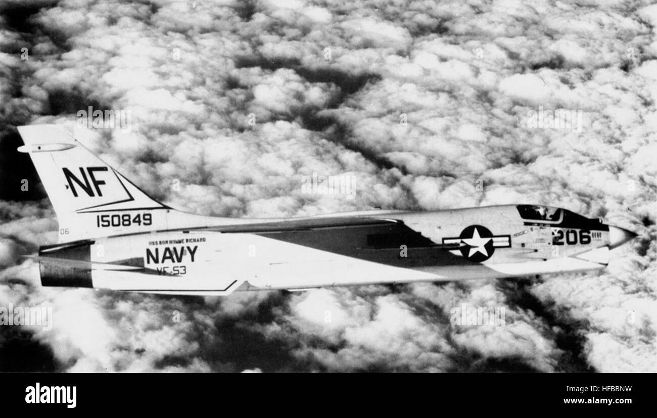 Un F-8J Crusader du VF-53 vole en formation, démontrant des opérations d'aviation navale et des exercices d'entraînement tactique à partir d'un porte-avions en 1970. Banque D'Images