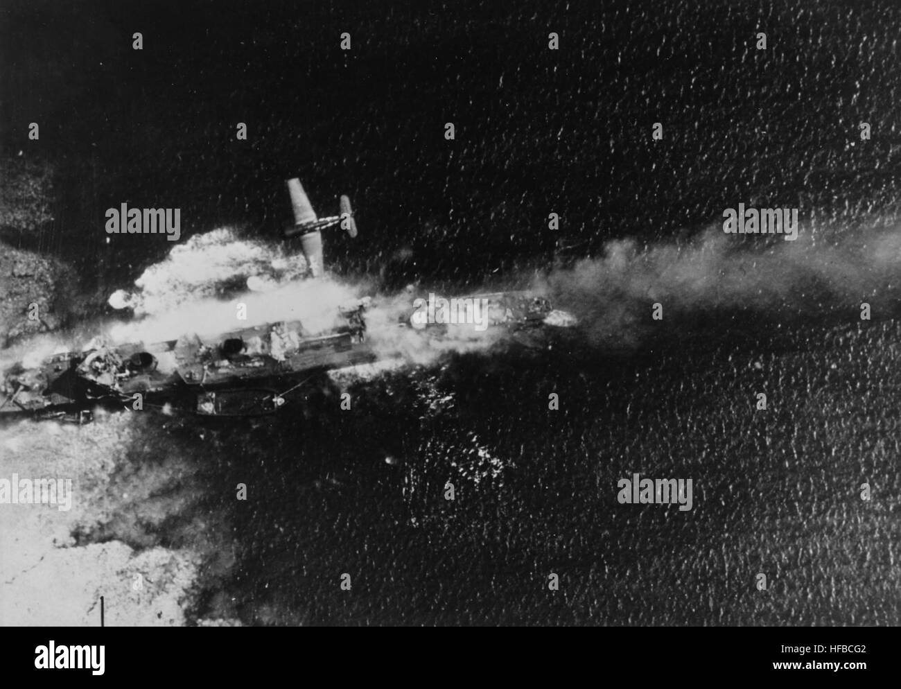 F6F-3 du VF-9 sur destroyer japonais Tachikaze en février 1944 Banque D'Images