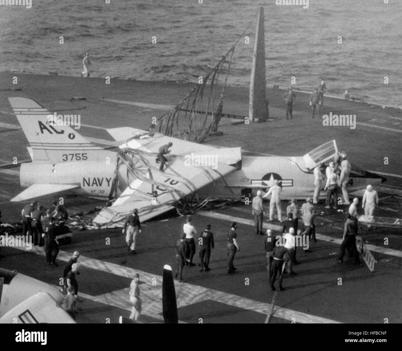 F8U-1 USS Saratoga barrière (CVA-60) 1958 Banque D'Images