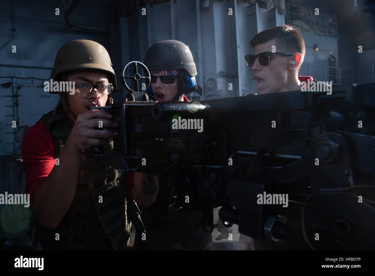 160511-N-GZ947-029 : Mer de Chine du Sud (11 mai 2016) Aviation - Ordnanceman apprenti aviateur Allin Lacap, de Los Angeles, les incendies de calibre 50 une machine gun pendant un exercice d'entraînement sur l' USS JOHN C. STENNIS (CVN 74) plage arrière. Fournir un prêt à l'appui de la force de sécurité et de stabilité dans la Indo-Asia-Pacifique, John C. Stennis fonctionne comme partie de la grande flotte verte sur une 7e flotte le déploiement. (U.S. Photo par marine Spécialiste de la communication de masse 3 Classe Kenneth Rodriguez Santiago / Relâché) 160511-N-GZ947-029 160511-N-GZ947-029 Banque D'Images