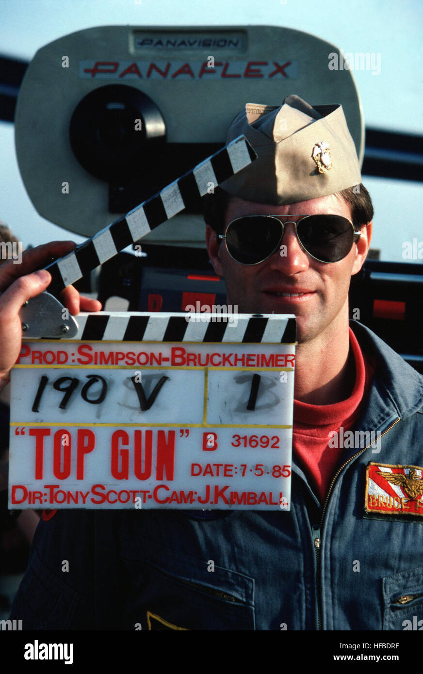 Un aviateur naval aide les décideurs du cinéma dans la production du film "Top Gun." Le tournage de film Top Gun (01) 1985 Banque D'Images