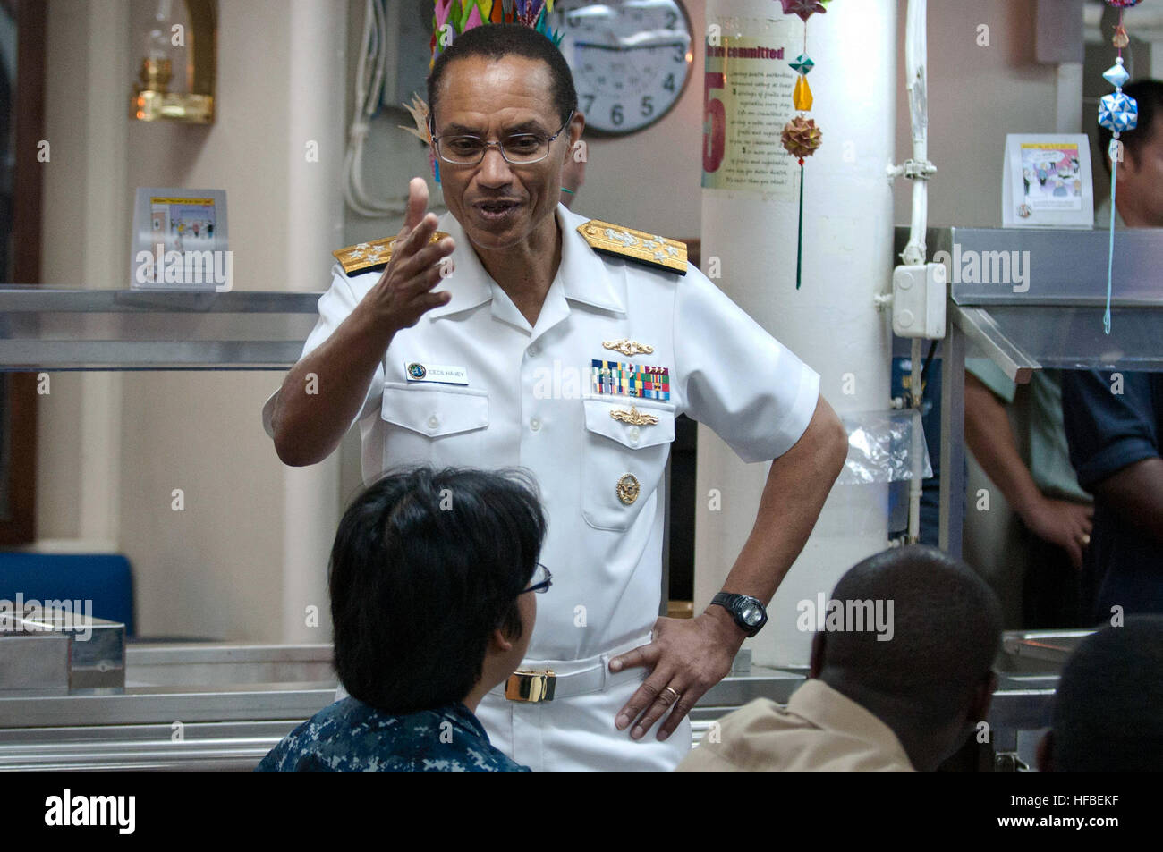 PORT KLANG, Malaisie (sept. 27, 2012). Cecil Haney, commandant de la flotte américaine du Pacifique, parle avec les marins à bord de missiles de l'USS Mustin (DDG 89) sur le pont du navire gâchis. Mustin est en visite en Malaisie en collaboration avec la Western Pacific Naval Symposium 2012. (U.S. Photo par marine Spécialiste de la communication de masse 2e classe Devon Dow/libéré) 120927-N-MU720-054 www.facebook.com/USNavy www.twitter.com/USNavy la conversation Inscrivez-vous navylive.dodlive.mil - Imagerie de la marine américaine - Adm. Haney à bord de l'USS Mustin. Banque D'Images