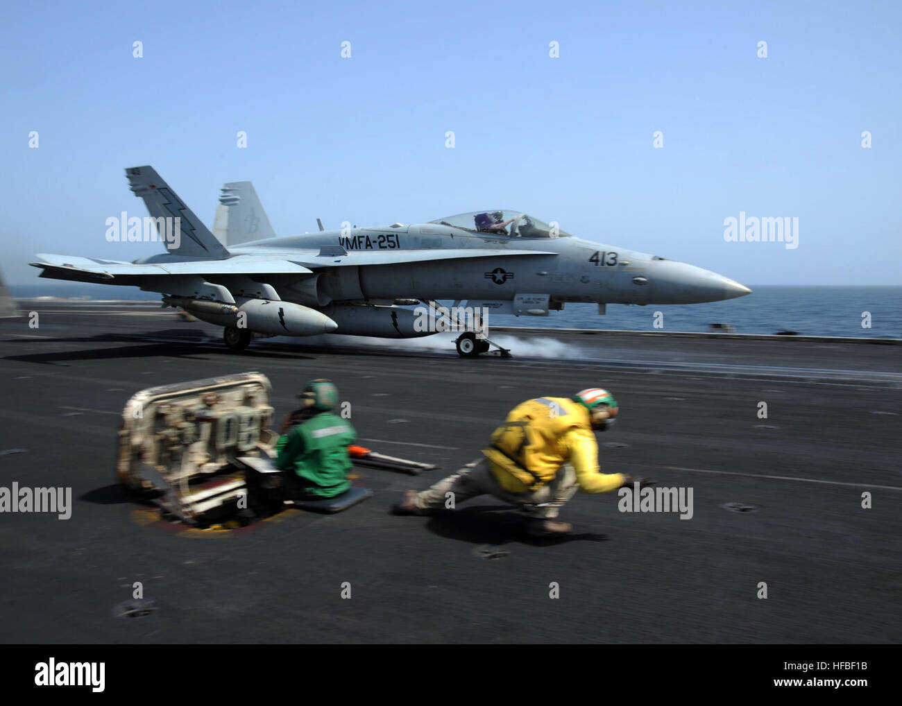 La mer d'Oman (30 sept. 26, 2012) Un lanceur lance un F/A-18E Hornet affectés à la foudre de la Marine Fighter Attack Squadron VMFA) 251 (à partir de la catapulte deux à bord du porte-avions USS Enterprise (CVN 65). Enterprise est déployé sur le 5e Flotte des États-Unis zone de responsabilité des opérations de sécurité maritime, les efforts de coopération en matière de sécurité dans le théâtre et missions d'appui dans le cadre de l'opération Enduring Freedom. (U.S. Photo par marine Spécialiste de la communication de masse 3 Classe Jared King/libérés) 120926-N-CH661-162 www.facebook.com/USNavy www.twitter.com/USNavy Rejoignez la conversation.navylive dodli Banque D'Images