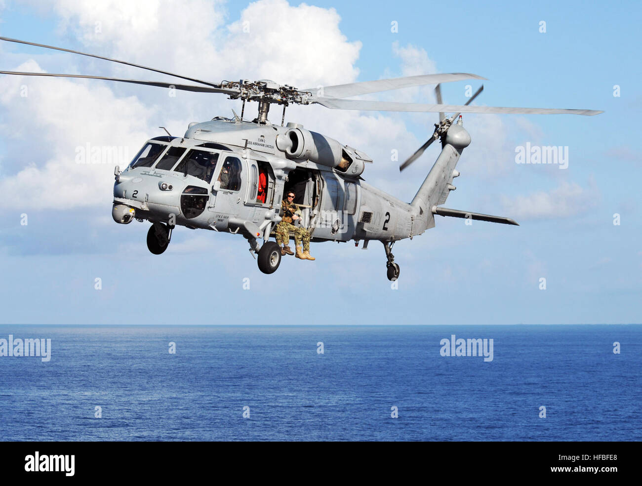 120806-N-MH210-030 OCÉAN ATLANTIQUE (16 août 2000 6, 2012) Un hélicoptère Seahawk MH-60 affecté à l'hélicoptère de faucons d'or de l'Escadron de Combat de mer (HSC) mouches 12 aux côtés de la classe Nimitz porte-avions USS ABRAHAM LINCOLN (CVN 72) lors d'une démonstration de puissance. Lincoln est retourner aux États-Unis après l'achèvement d'un changement de huit mois de déploiement d'attache durant l'U.S. 5e, 6e et 7e flotte domaines de responsabilité. (U.S. Photo par marine Spécialiste de la communication de masse Seaman Zachary A. Anderson/libérés) - Imagerie de la marine américaine - Un hélicoptère vole Banque D'Images