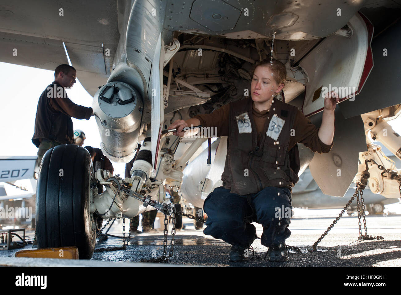 120902-N-SF704-016 OCÉAN PACIFIQUE (sept. 2, 2012) l'Aviation Machiniste 4400 3 CLASSE Meagan Beamer, d'Akron, Ohio, effectue l'entretien de contrôle de la corrosion sur le train principal de gauche d'un F/A-18E Super Hornet de l'Eagles de Strike Fighter Squadron (VFA) 115 à bord du porte-avions USS George Washington (CVN 73). George Washington et son aile, l'air carrier Air Wing 5 (CVW), fournir une force prête au combat qui protège et défend l'intérêt maritime collective des États-Unis et de ses alliés et partenaires dans la région Asie-Pacifique. (U.S. Photo de la marine par la communication de masse Special Banque D'Images