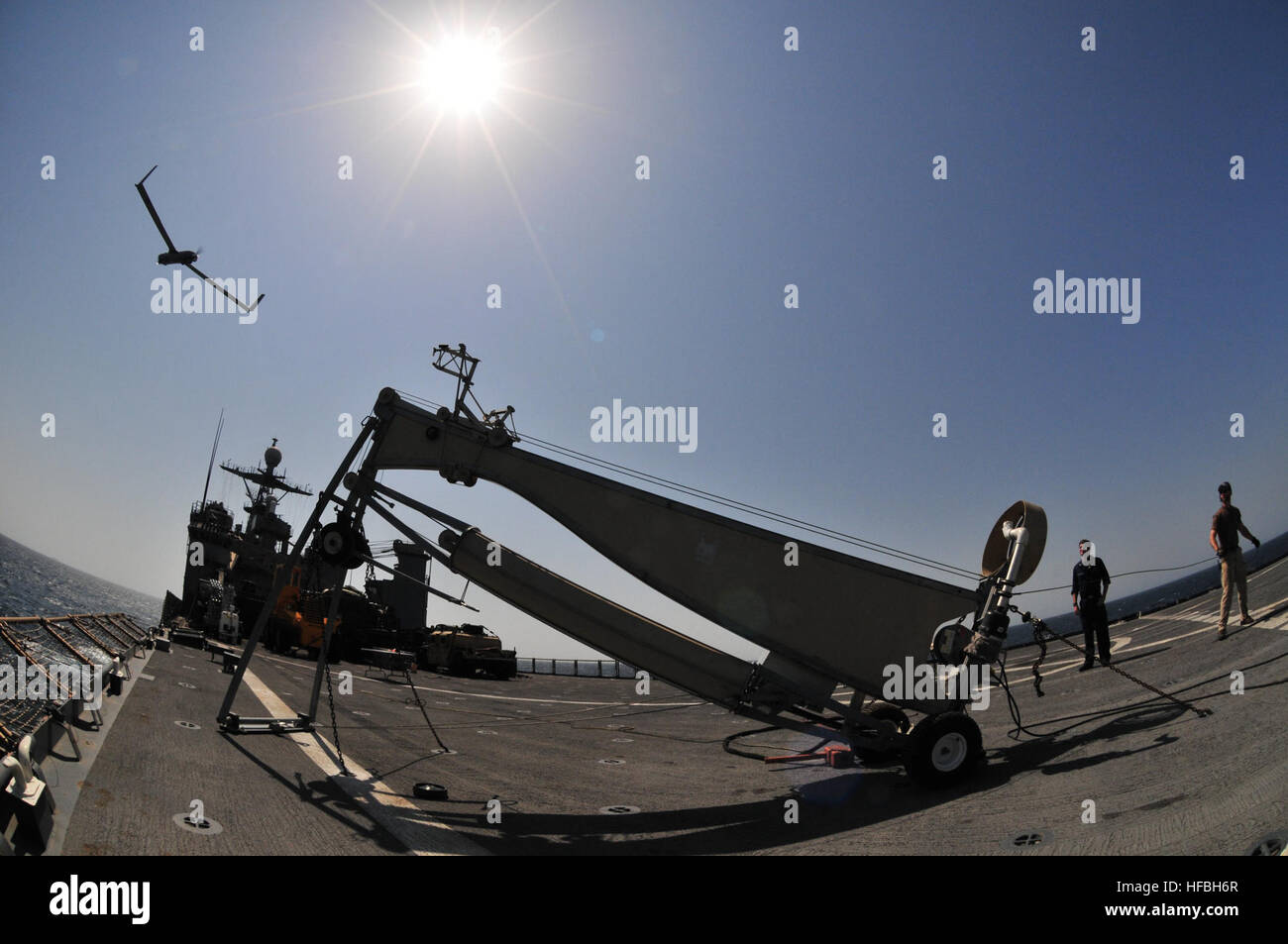 U.S. 5ÈME ZONE DE RESPONSABILITÉ DE LA FLOTTE (oct. 25, 2012), droit, Wanger Emory un groupe insitu, entrepreneur lance un Scan Eagle véhicule aérien sans pilote (UAV) à partir de la cabine de pilotage du navire de débarquement quai amphibie USS Gunston Hall (LSD 44). Scan Eagle est un organisme indépendant, la piste longue endurance UAV, conçu pour fournir des données de surveillance, de reconnaissance multiples, et des missions d'évaluation des dommages de bataille. Gunston Hall et de l'entrepris 24e Marine Expeditionary Unit (24e MEU) font partie de l'Iwo Jima groupe amphibie, déployés à l'appui d'opérations de sécurité maritime et le théâtre secur Banque D'Images