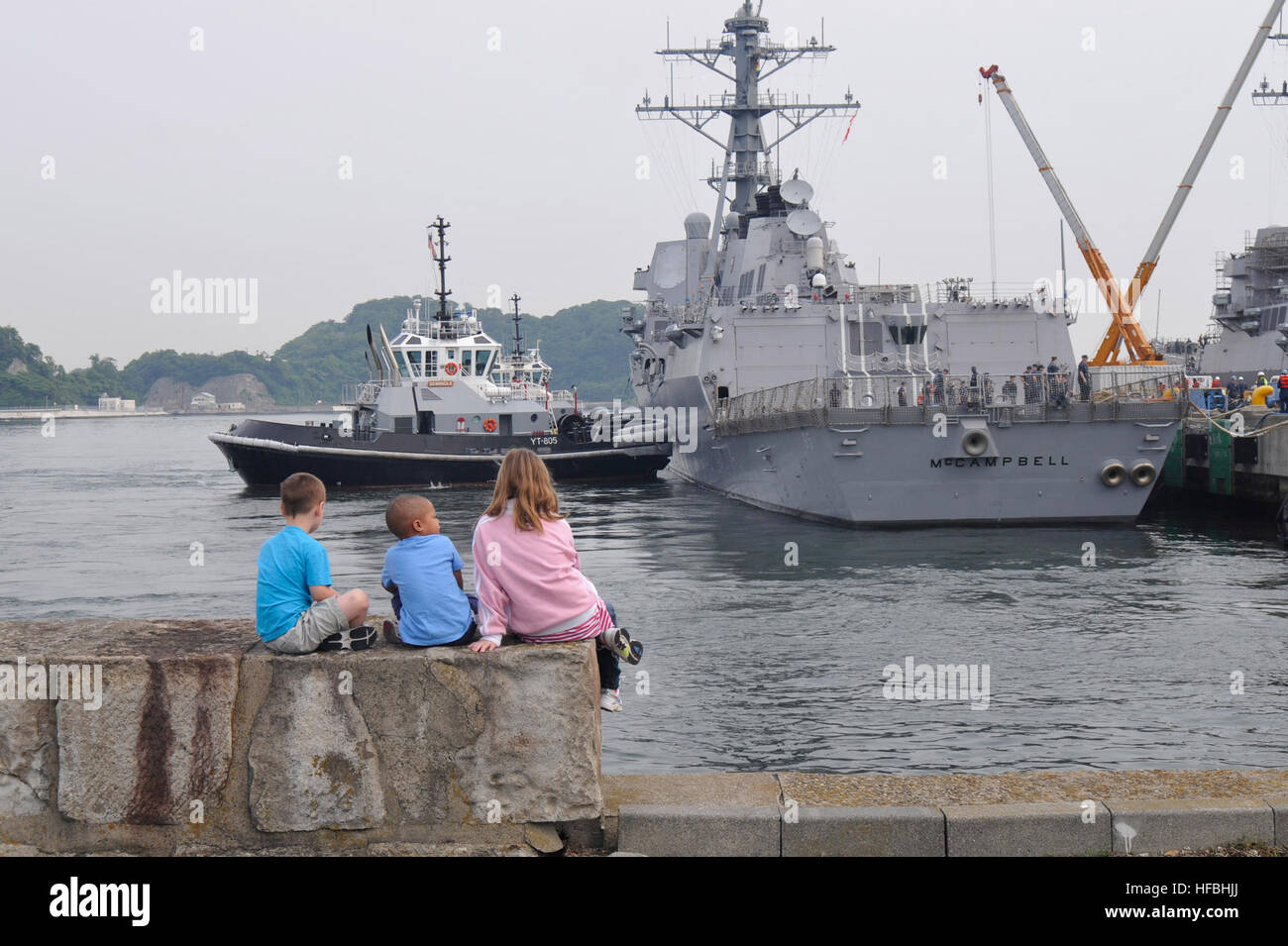 YOKOSUKA, Japon (17 mai 2012) Les enfants de marins affectés à l'USS destroyer lance-missiles DDG (Lexington-historic District 85) Regardez le comme le navire appareille pour une patrouille de l'ouest du Pacifique. (U.S. Photo par marine Spécialiste de la communication de masse de la classe 3ème Andrew Ryan Smith/libérés) 120517-N-IO627-003 - Imagerie de la marine américaine - Les enfants regarder leurs parents partent du navire. Banque D'Images