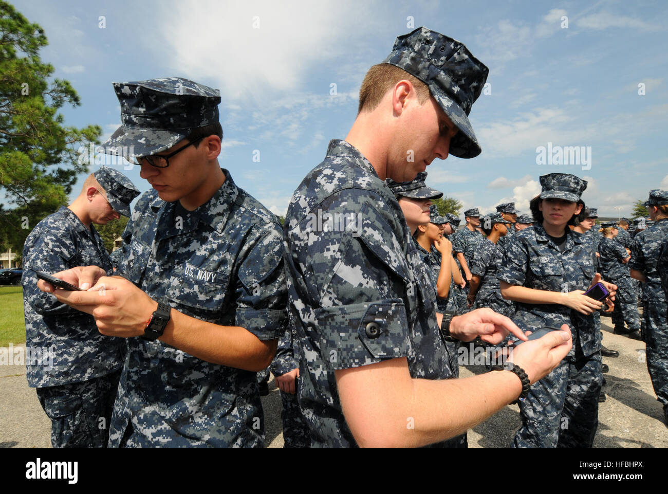 PENSACOLA, Floride (16 août 2000 25, 2012) Des centaines d'employés et d'étudiants au Centre d'information de l'unité de dominance Corry muster Station tôt samedi matin en prévision de la tempête tropicale Isaac. Les étudiants sont la vérification de l'information de contact sur leurs téléphones cellulaires dans le cadre de l'basewide muster. La tempête devrait toucher terre le long de la côte du golfe mardi en fin de soirée. La dernière grosse tempête d'influer sur le nord-ouest de la Floride, a été l'ouragan Dennis, un ouragan de catégorie 3, qui a touché terre près de Pensacola, 10 juillet 2005. (U.S. Photo de la marine par Gary Nichols/libérés) 120825-N-GS507-821 Inscrivez-vous la Banque D'Images