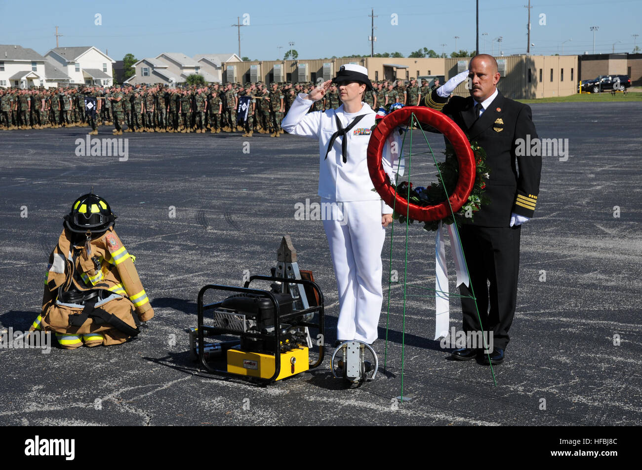 Gulfport organise une cérémonie du souvenir du 11 septembre en l'honneur des personnes tuées dans les attaques terroristes de 2001 avec des plaques, des couronnes et un salut cérémoniel par la Marine et le personnel des pompiers locaux. Banque D'Images