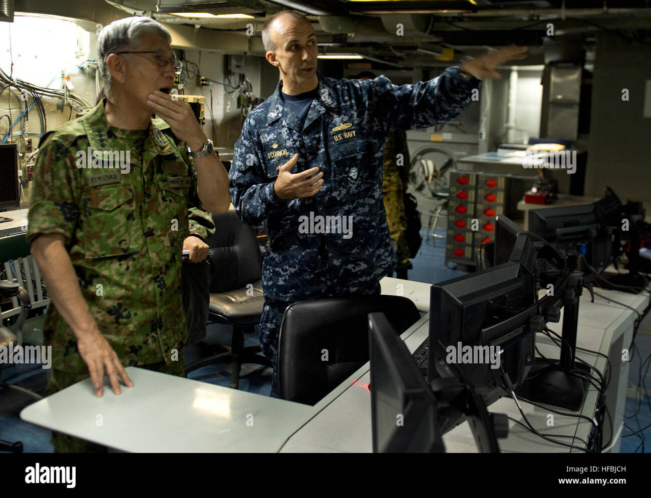 Mer des Philippines (Septembre 1994). 23, 2012) Le Général Eiji Kimizuka, gauche, chef de cabinet du Japon d'autodéfense au sol, écoute le Capitaine CATHAL O'Connor, commandant de l'Escadron amphibie (PHIBRON) 11, au cours d'une visite à bord de l'avant-déployé d'assaut amphibie USS Bonhomme Richard (DG 6). Le Bonhomme Richard Groupe amphibie et la 31e Marine Expeditionary Unit (31e MEU) participent à un exercice de certification (CERTEX). (U.S. Photo par marine Spécialiste de la communication de masse 2e classe Michael Russell/libérés) 120923-N-KO563-091 Inscrivez-vous la conversation www.facebook.com/USNavy www.twitt Banque D'Images