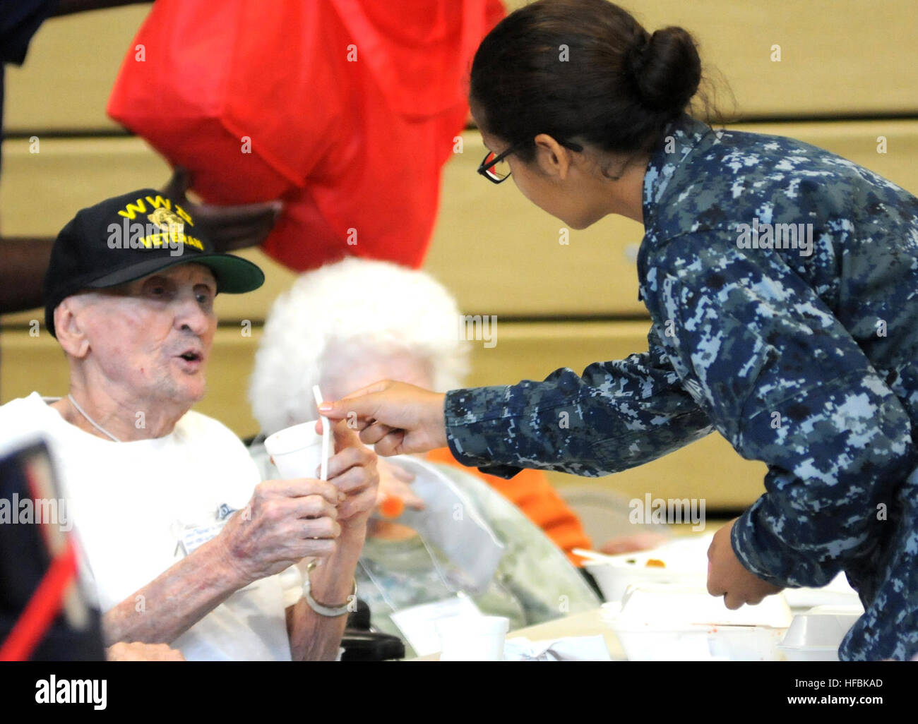 120830-N-SD120-001 LA NOUVELLE ORLÉANS (Août 30, 2011) Hospital Corpsman Deika Basoiadoran fournit de l'eau à une maison de soins infirmiers résident qui a été évacué de Plaquemines Parish, Louisiane) lors de l'ouragan Isaac. Après l'eau a commencé au sommet de la digue près de la maison de soins infirmiers, plus de 100 résidents ont été évacués par la Louisiane Air National Guard de Naval Air Station Joint Reserve Base New Orleans, où ils ont passé la nuit jusqu'à la menace d'inondations adoptée. La Direction générale de la Marine Corpsman Clinic Belle Chasse a aidé le personnel de soins infirmiers homeÕs avec soins et l'alimentation des résidents. (U.S. Photo par Marine Communications de Masse Banque D'Images