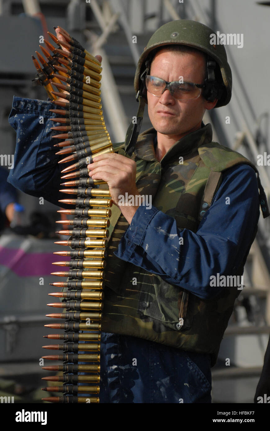 111028-N-DU438-138 de la mer d'Oman (oct. 28, 2011) matelot timonier, Christopher Taylor se prépare à charger des munitions dans un fichier .50-caliber machine gun pendant un exercice de tir à bord du croiseur lance-missiles USS Gettysburg (CG 64). Gettysburg est déployé sur le 5e Flotte des États-Unis zone de responsabilité des opérations de sécurité maritime et missions d'appui dans le cadre des opérations Enduring Freedom et New Dawn. (U.S. Photo par marine Spécialiste de la communication de masse 3 Classe Betsy Knapper/libérés) - Imagerie de la marine américaine - matelot timonier, Christopher Taylor se prépare à charger des munitions dans un . Banque D'Images