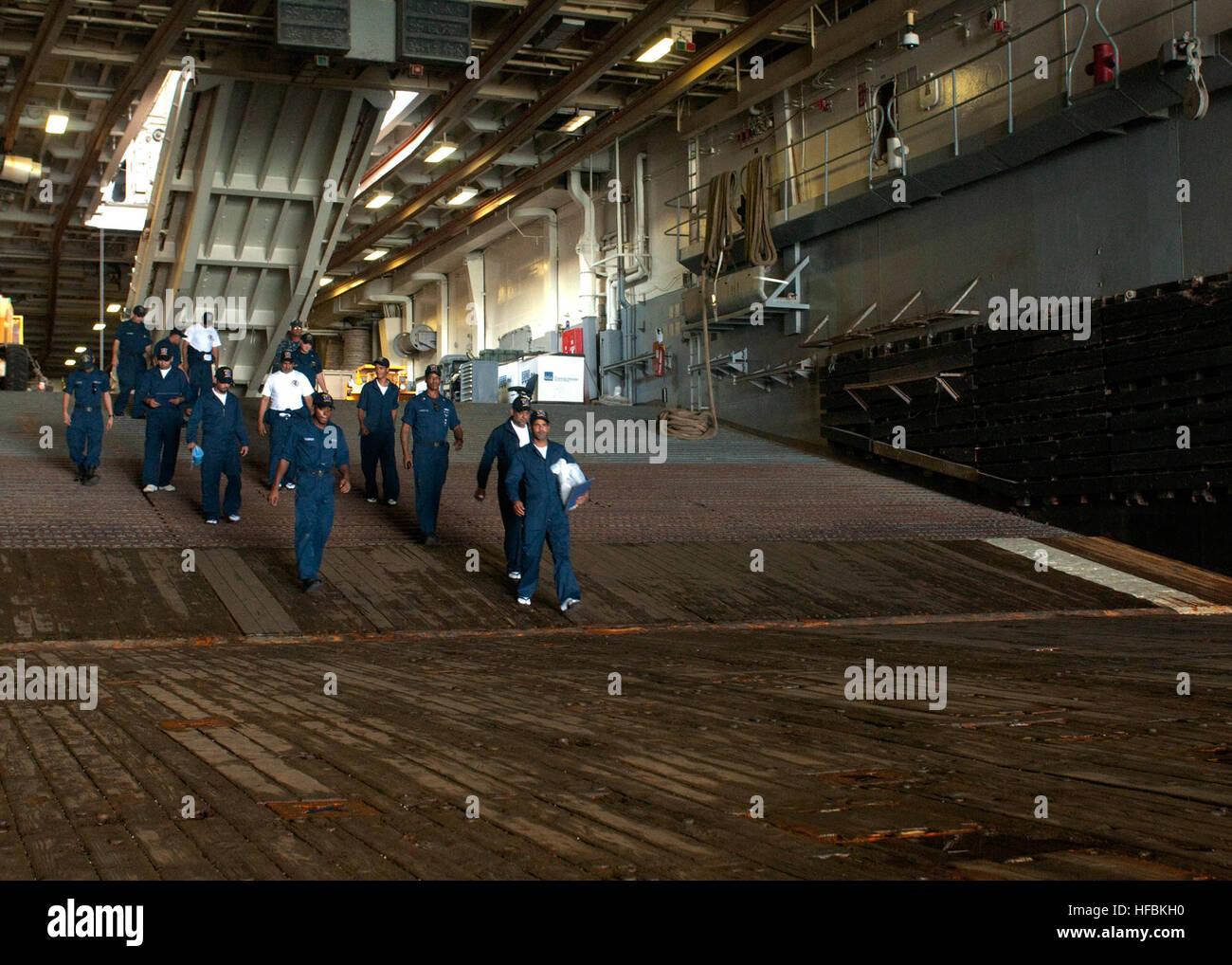 MINA SALMAN PIER, Bahreïn (oct. 29, 2012) les pêcheurs bahreïnites se retrouvent dans la même plate-forme de la base de transit de l'avant à flot (intérimaire) USS Ponce (AFSB(I) 15) après avoir été sauvés de leurs skiffs par gros temps. Les sept pêcheurs ont été aidés par l'équipage à bord de ponce, traités par le personnel médical du navire et ramenés à terre à Bahreïn. Ponce, auparavant désigné comme un transport amphibie dock (LPD) de bateau, a été converti et reclassés pour remplir un commandement central américain de longue date demande d'AFSB à être situé dans sa zone de responsabilité. La Marine américaine est constamment to deploye Banque D'Images