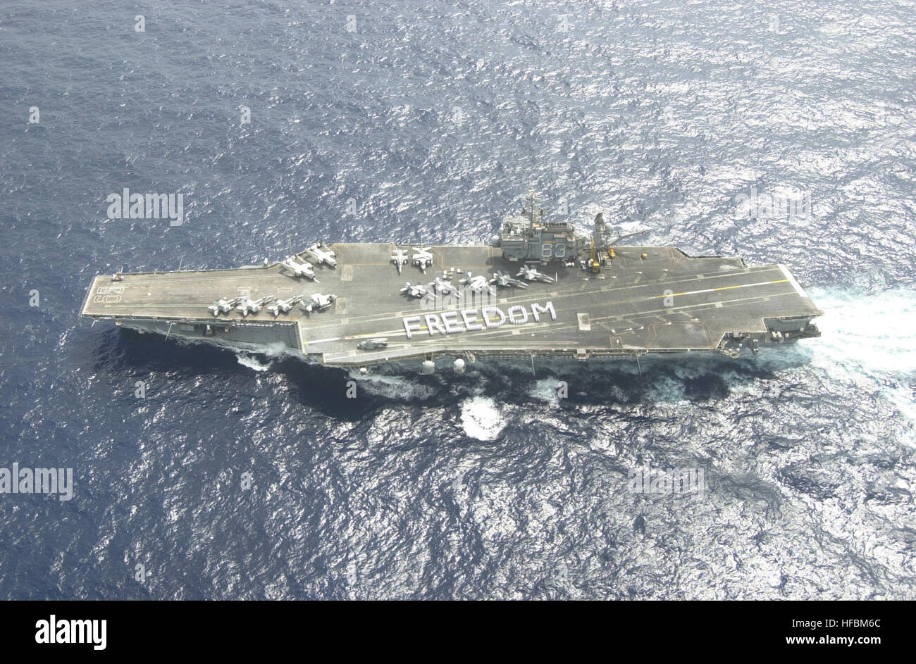 011218-N-0271M-001 en mer à bord du USS Theodore Roosvelt (CV 63) 18 décembre 2001 Ð L'équipage de l'USS Kitty Hawk déployée affiche leur patriotisme avec un Òspell outÓ d'envol du mot ÒFREEDOMÓon le pont de vol aux États-Unis. NavyÕs plus ancien navire de guerre. U.S. Navy photo by Photographer's Mate Airman Lee McCaskill. (Publié) 011218-N-0271M-002 USS Kitty Hawk - Banque D'Images