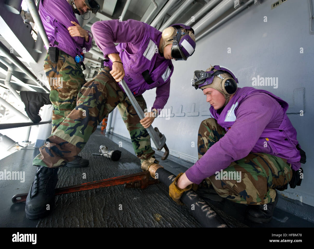 120829-N-KO563-019 MER DES PHILIPPINES (16 août 2000 29 ; 2012) l'Aviation BoatswainÕs Mate (carburant) 3e classe Joseph Proctor, à gauche, l'Aviation BoatswainÕs (Mate) de carburant aviation aviateur Sebastian Laque et Mate (BoatswainÕs) Carburant apprenti aviateur Ridge McClure changer un raccord rapide sur un tuyau de carburant à bord de l'avant-déployé d'assaut amphibie USS Bonhomme Richard (DG 6). Bonhomme Richard est le premier navire de la seule l'avant-déployée groupe amphibie. (U.S. Photo par marine Spécialiste de la communication de masse 2e classe Michael Russell/libérés) - Imagerie de la marine américaine - un rapide changement des marins Banque D'Images